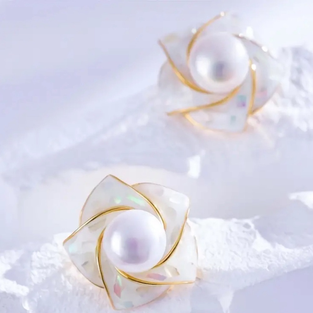 Seashell Camellia Natural Freshwater Cultured Pearl Stud Earrings